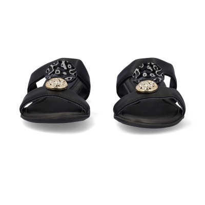 Chinelos pretos com aplicações redondas prateadas e douradas