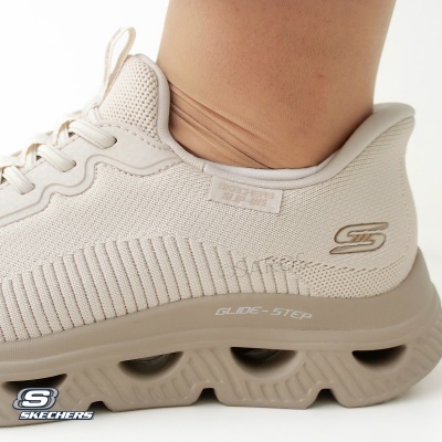 Ténis bege Skechers Slip-Ins com sola GLIDE-STEP