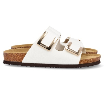 Sandálias brancas com fivelas douradas e sola de cortiça em fundo branco