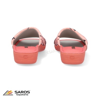 Chinelos femininos rosa com padrão preto vistos por trás