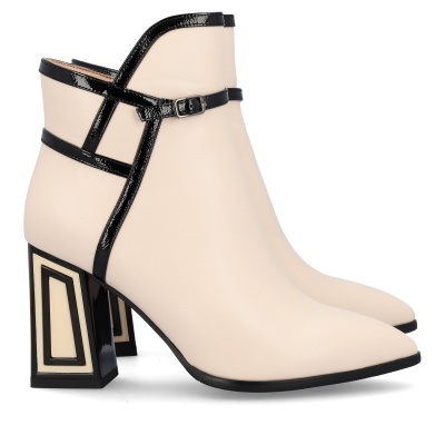 Botins creme com acabamentos em preto e salto quadrado decorado