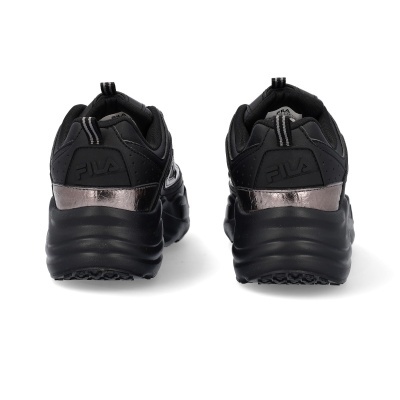 Sapatilhas pretas FILA com detalhe metálico prateado e sola grossa preta vistas por trás