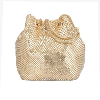 Mala dourada tipo saco com textura metálica