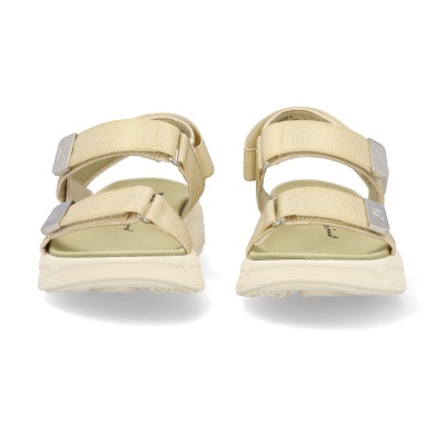 Sandálias beige com tiras ajustáveis e sola branca.