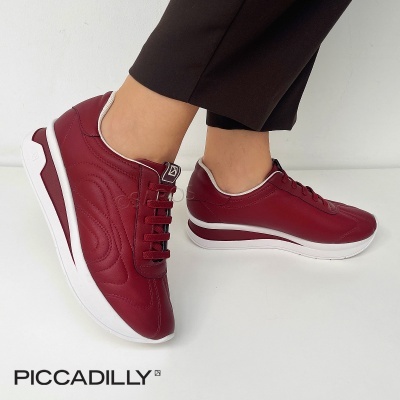 Tênis femininos bordô com sola branca e detalhes acolchoados, em fundo branco.