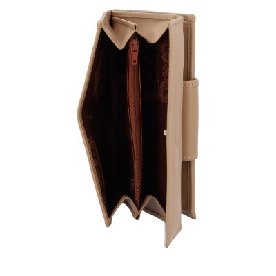 Carteira bege com fecho castanho aberta mostrando compartimentos