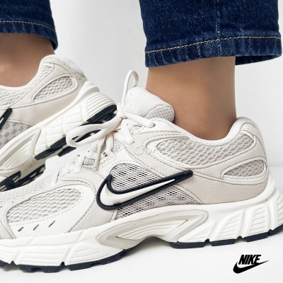 Ténis brancos Nike com malha e camurça e sola branca e preta