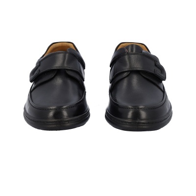 Par de sapatos pretos de pele com fecho de velcro