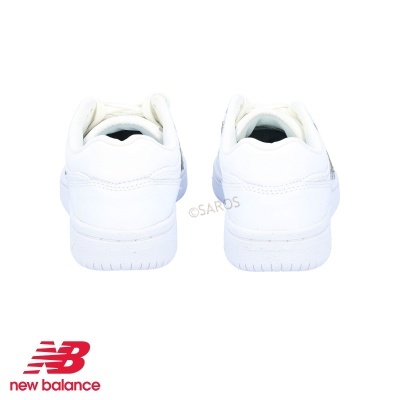 Ténis brancos New Balance vistos de trás