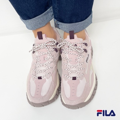 Ténis rosa claro da marca FILA com cadarços e solado grosso.