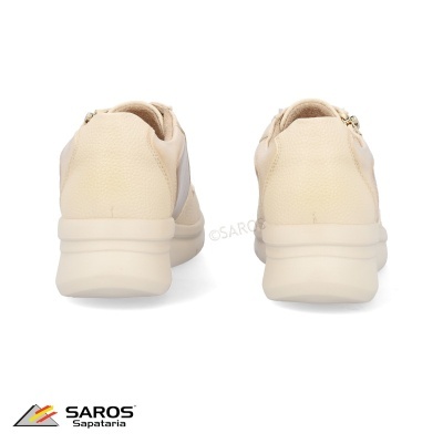 Sapatilhas bege com sola branca vistas de trás
