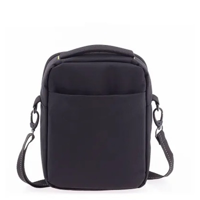 Bolsa pequena preta com alça e fechos metálicos