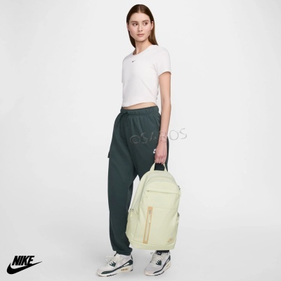 Mochila creme Nike com zíper dourado, roupa casual e ténis desportivos
