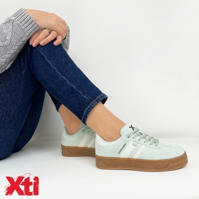 Sapatilhas Xti verdes claras com sola castanha e detalhes em tecido