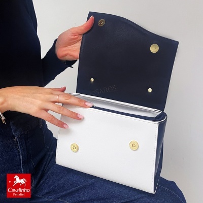 Carteira de senhora em couro branco e azul escuro com fecho de mola dourado.