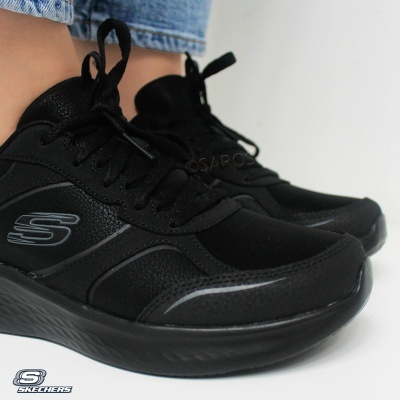 Ténis pretos Skechers com sola grossa e logotipo 'S' na lateral
