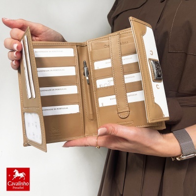 Carteira feminina de couro castanho claro e branco com vários compartimentos para cartões.