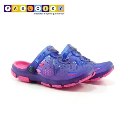 Sandálias tipo clogs roxas com detalhes rosa da marca Pablosky
