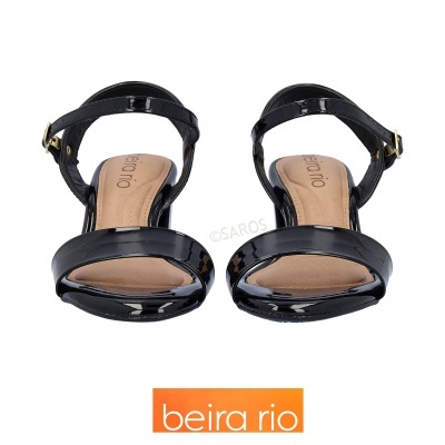 Sandálias pretas Beira Rio com tiras e fivela em fundo branco
