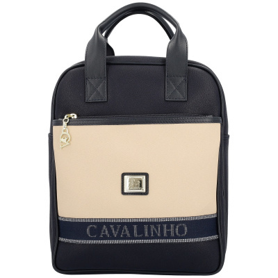 Mochila rectangular bege e preta com detalhes em azul e fecho dourado