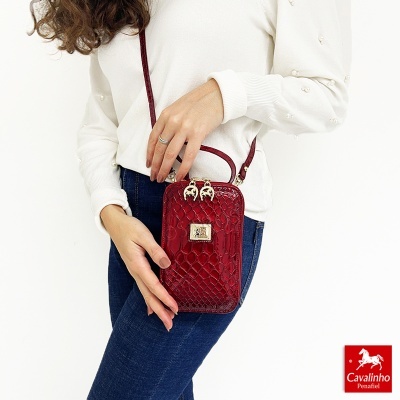 Mala pequena vermelha texturizada com fecho dourado e logótipo Cavalinho Penafiel