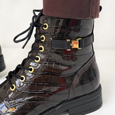 Bota castanha brilhante com textura tipo pele de crocodilo e atacadores pretos.