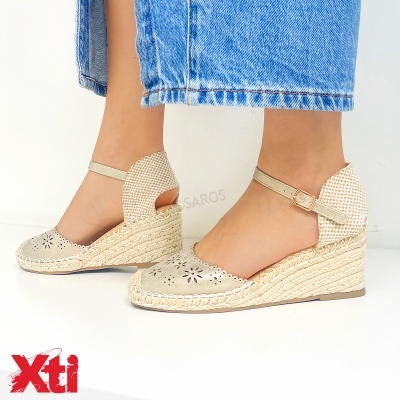 Sapatos de cunha bege claro com tiras no tornozelo e sola tipo corda