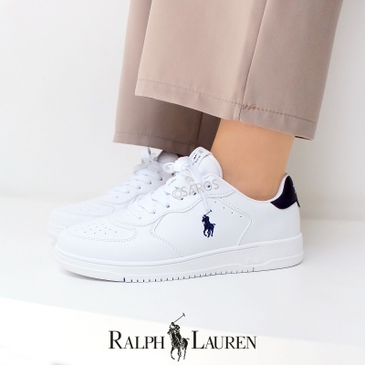 Ténis brancos Ralph Lauren com detalhe azul escuro e logótipo de cavalo
