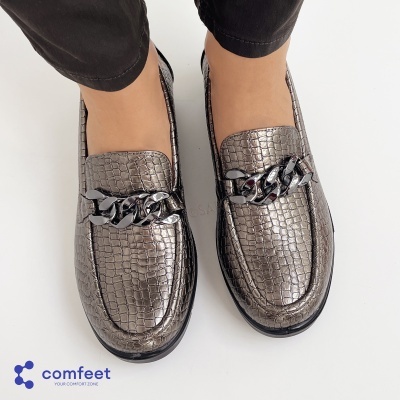 Mocassins cinza metálico com padrão de pele de crocodilo e corrente preta