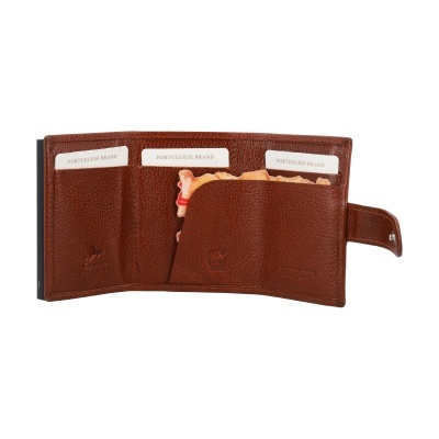 Carteira castanha em pele com textura granulada aberta com cartões em compartimentos