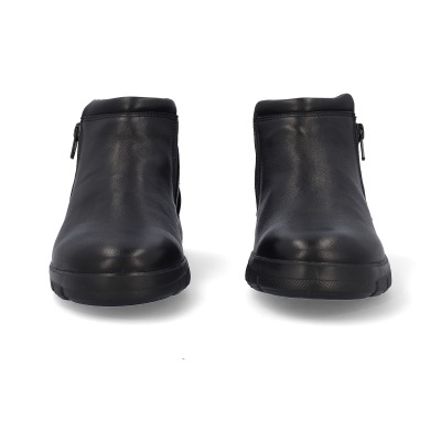 Botas pretas de cano curto em fundo branco