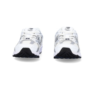 Sapatilhas desportivas brancas New Balance com detalhes em preto e cinzento