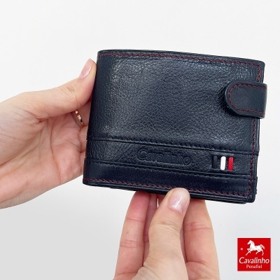 Carteira masculina preta em couro com costuras vermelhas e fecho de pressão