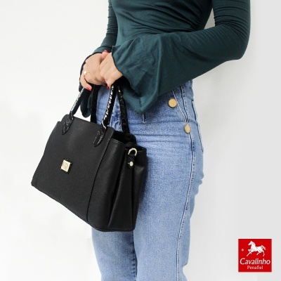 Mala preta em pele com alças e aplique metálico quadrado Cavalinho.