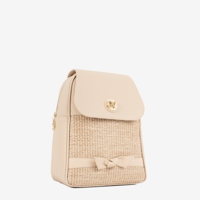 Mochila bege com aba de pele e parte frontal trançada natural