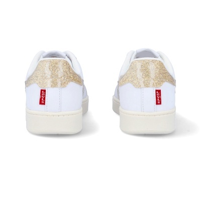 Sapatilhas brancas com detalhes dourados e etiqueta Levis vermelha