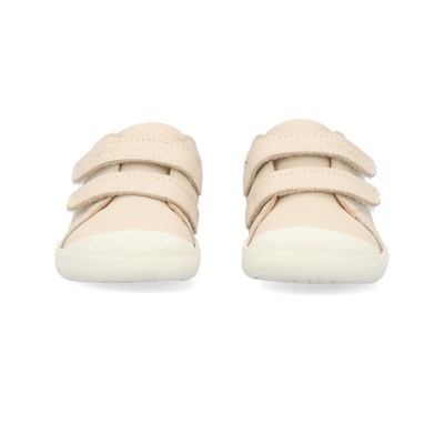 Sapatos infantis bege com fechos de velcro em fundo branco