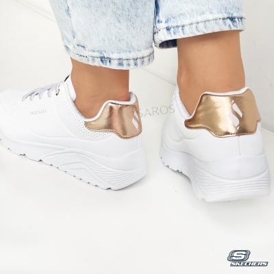 Ténis brancos Skechers com detalhe dourado metálico no calcanhar