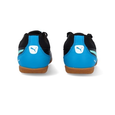 Par de sapatilhas desportivas Puma azuis e pretas vistas de trás