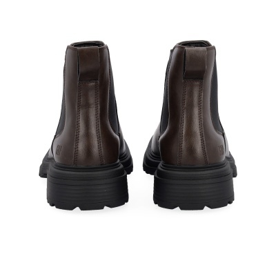 Botas castanhas escuras com sola preta e logótipo GAP na parte traseira