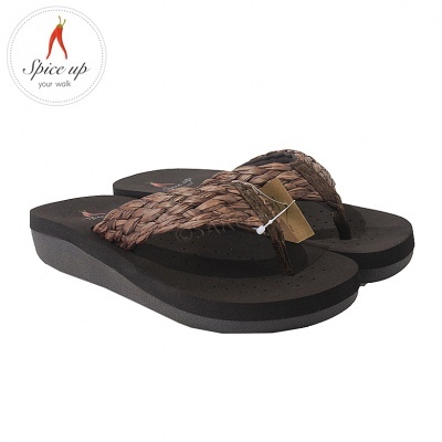 Sandálias chinelo com tiras trançadas castanhas e sola preta