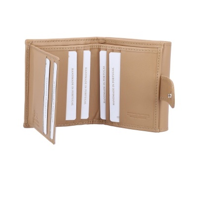 Carteira bege de couro aberta com cartões em vários compartimentos
