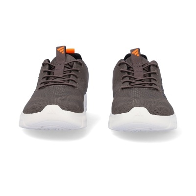 Par de ténis desportivos castanhos com sola branca e detalhes em laranja