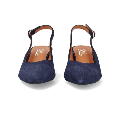 Par de sapatos azul escuro tipo slingback em camurça com fivela dourada