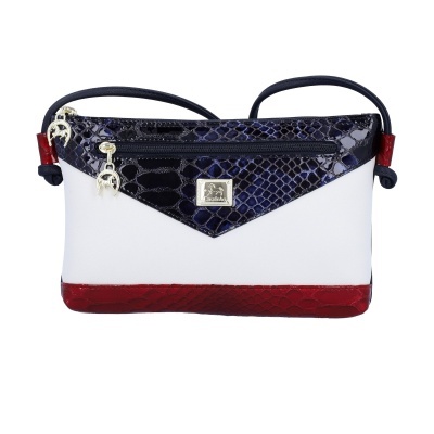 Mala de ombro em tecido branco com detalhes em pele de cobra azul escuro e vermelho, fecho de correr azul escuro com puxadores metálicos e placa Cavalinho