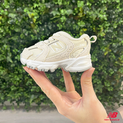 Ténis infantil New Balance creme e branco com logótipo N