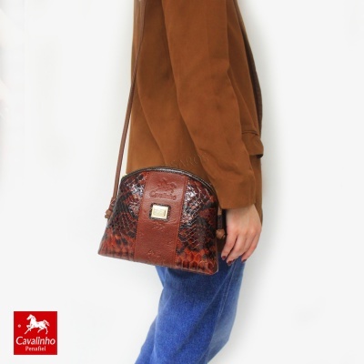 Mala de tiracolo pequena Cavalinho em couro castanho com padrão de pele de cobra e faixa central estampada