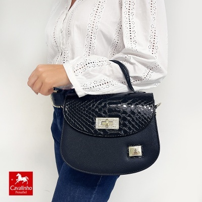 Mala de mão feminina preta Cavalinho Penafiel com textura e fechos metálicos