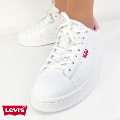 Ténis brancos Levi's com etiqueta vermelha e detalhes em rosa
