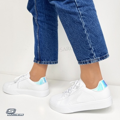 Ténis brancos Skechers com detalhes holográficos azuis e jeans azuis